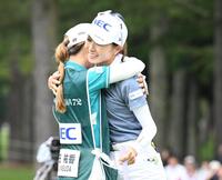 最終日、優勝を決め姉の安田美祐キャディー（左）と抱き合い喜ぶ安田祐香＝１６日