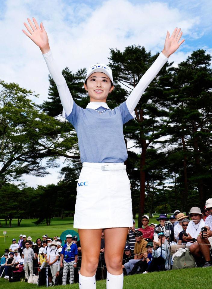 　通算２３アンダーで優勝した安田祐香