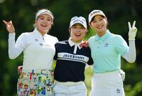 第１日、１４番のティーショット後、同組の桑木志帆（左）、吉沢柚月（右）と笑顔を見せる佐久間朱莉