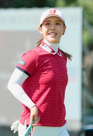 　第２ラウンド、４番でバーディーを決め、笑顔の吉田優利＝ロイヤル・メイフェアＧＣ（共同）