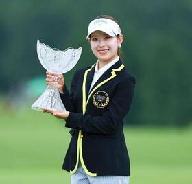 　通算１３アンダーで優勝した吉田鈴＝大箱根ＣＣ