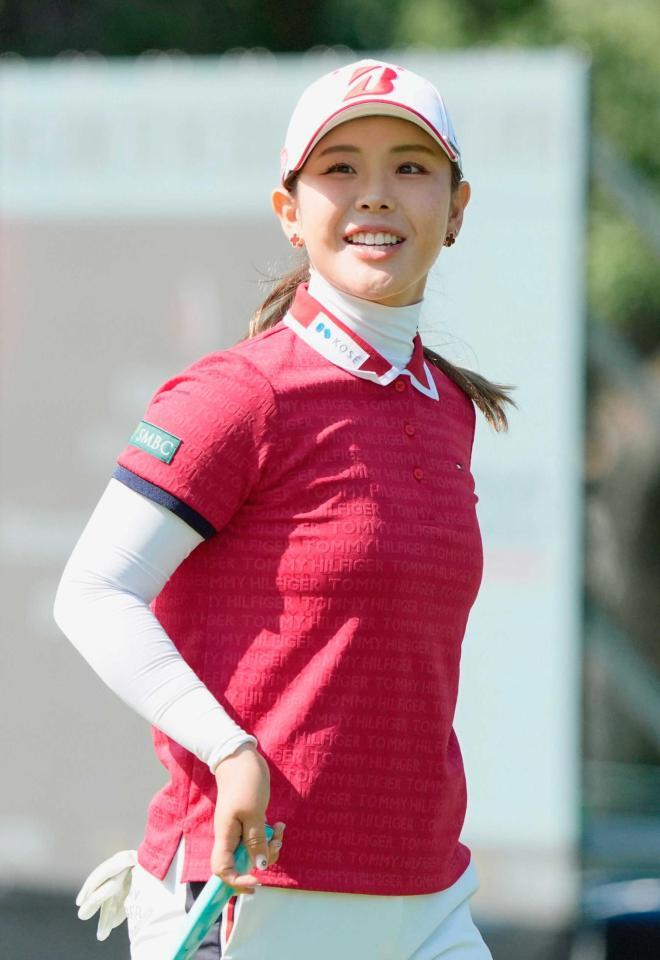 　第２ラウンド、４番でバーディーを決め、笑顔の吉田優利＝ロイヤル・メイフェアＧＣ（共同）