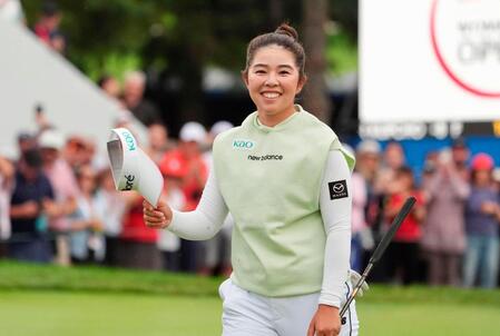 ウイニングパットを決め笑顔の山下美夢有。米ツアー４勝目を挙げた（共同）