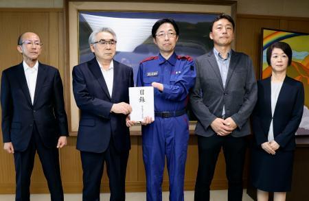 　熊本県庁を訪問し、木村敬知事（中央）に熊本地震の被災地支援として寄付金目録を手渡した、ヤマエグループホールディングスの網田日出人会長（左から２人目）、プロゴルファー竹田麗央選手の父宜史さん（同４人目）ら＝２４日午前