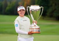 トロフィーを掲げる山下美夢有。今季２勝目、ツアー通算４勝目を挙げた（共同）
