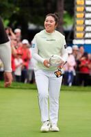 笑顔の山下美夢有。今季２勝目、ツアー通算４勝目を挙げた（共同）