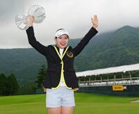 優勝トロフィーを手に笑顔の吉田鈴＝２３日