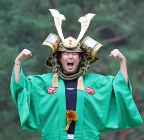 　優勝かぶとをかぶり、ポーズをとる平本世中