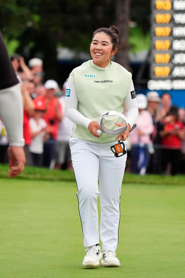 笑顔の山下美夢有。今季２勝目、ツアー通算４勝目を挙げた（共同）