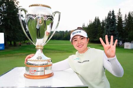 　ゴルフのＣＰＫＣ女子オープンで優勝し、ポーズをとる山下美夢有。今季２勝目、ツアー通算４勝目を挙げた＝２３日、カナダ・エドモントンのロイヤル・メイフェアＧＣ（共同）