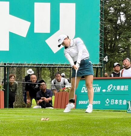 ティーショットを打つ小祝さくら