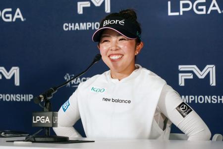 　第１ラウンド、ホールアウト後の記者会見で笑顔を見せる山下美夢有＝ＴＰＣボストン（共同）