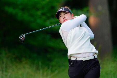 　２番でティーショットを放つ山下美夢有。７アンダーで２位（共同）