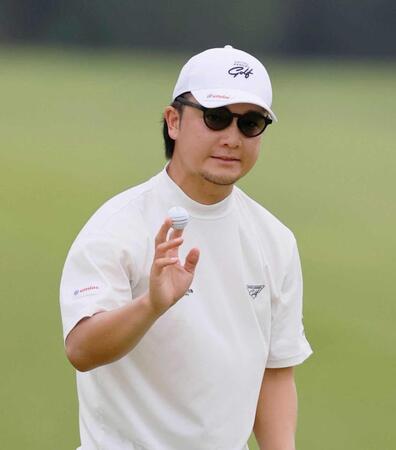 　ホールアウトし声援に応える香妻陣一朗。通算１５アンダーで首位