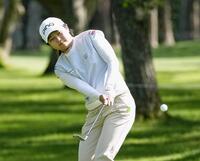 　第３日、５番でアプローチショットを放つ宮沢美咲。通算５アンダーで４位