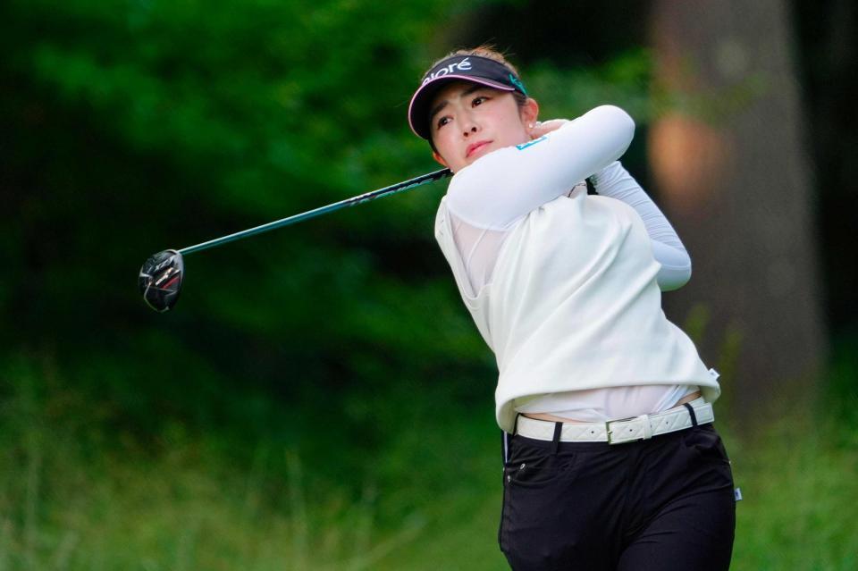 　２番でティーショットを放つ山下美夢有。７アンダーで２位（共同）