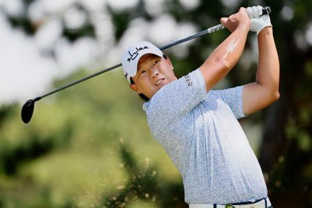 　最終日、通算２３アンダーでツアー初優勝を果たした李尚熹＝芥屋ＧＣ