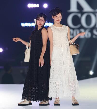 ポーズを取る臼井麗香（左）と臼井蘭世＝２０２６年４月５日