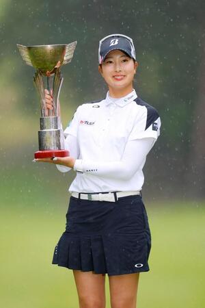 ツアー初優勝を果たし、トロフィーを手に笑顔の福田萌維