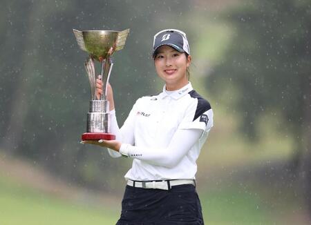 ツアー初優勝を果たし、トロフィーを手に笑顔の福田萌維