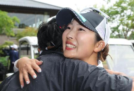 ※友好社※プレーオフを制してツアー初優勝を果たし、抱き合って喜ぶ福田萌維