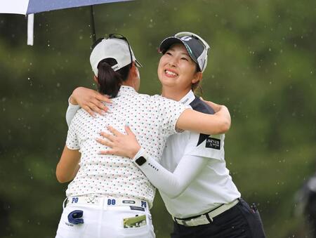 プレーオフを制してツアー初優勝を果たし、木戸愛（左）と健闘をたたえ合う福田萌維