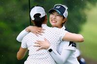 プレーオフを制してツアー初優勝を果たし、木戸愛（手前）と健闘をたたえ合う福田萌維