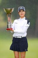 ツアー初優勝を果たし、トロフィーを手に笑顔の福田萌維