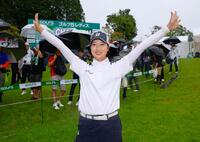 プレーオフを制してツアー初優勝を果たし、喜ぶ福田萌維