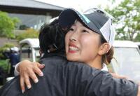 ※友好社※プレーオフを制してツアー初優勝を果たし、抱き合って喜ぶ福田萌維