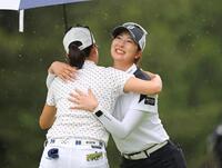プレーオフを制してツアー初優勝を果たし、木戸愛（左）と健闘をたたえ合う福田萌維