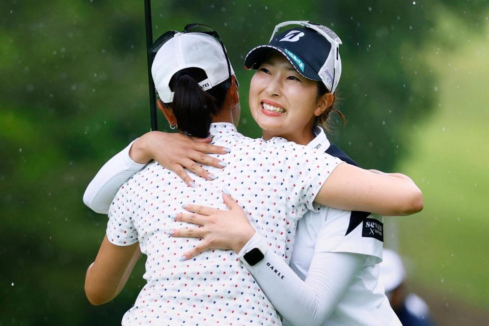 プレーオフを制してツアー初優勝を果たし、木戸愛（手前）と健闘をたたえ合う福田萌維