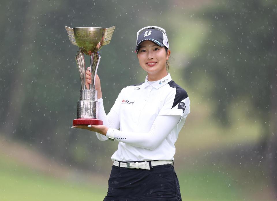 ツアー初優勝を果たし、トロフィーを手に笑顔の福田萌維