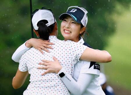 　プレーオフを制してツアー初優勝を果たし、木戸愛（手前）と健闘をたたえ合う福田萌維