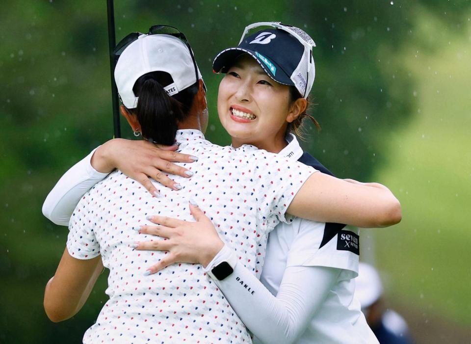 　プレーオフを制してツアー初優勝を果たし、木戸愛（手前）と健闘をたたえ合う福田萌維