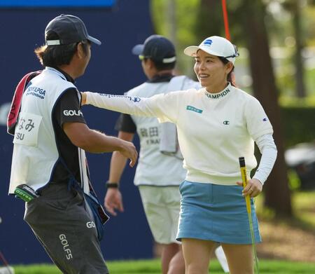 第１日、ホールアウトしてキャディとハグを交わす勝みなみ