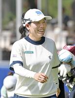　第３日、ホールアウトする勝みなみ。通算８アンダーで首位