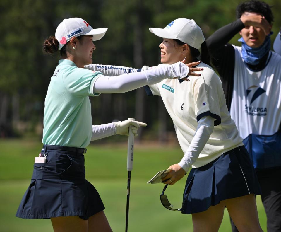 第３日、ホールアウトし、ハグを交わす吉沢柚月（左）と勝みなみ