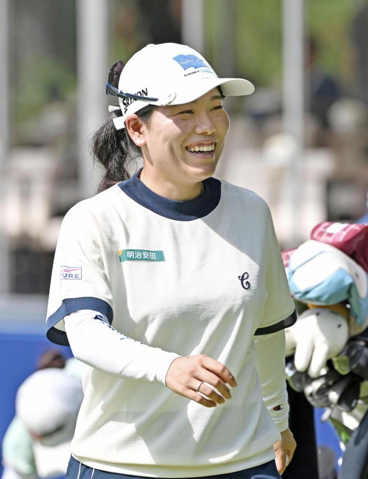 　第３日、ホールアウトする勝みなみ。通算８アンダーで首位