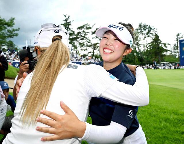 　優勝を果たし、桑木志帆（左）に祝福される山下美夢有（撮影・戸田泰雅）
