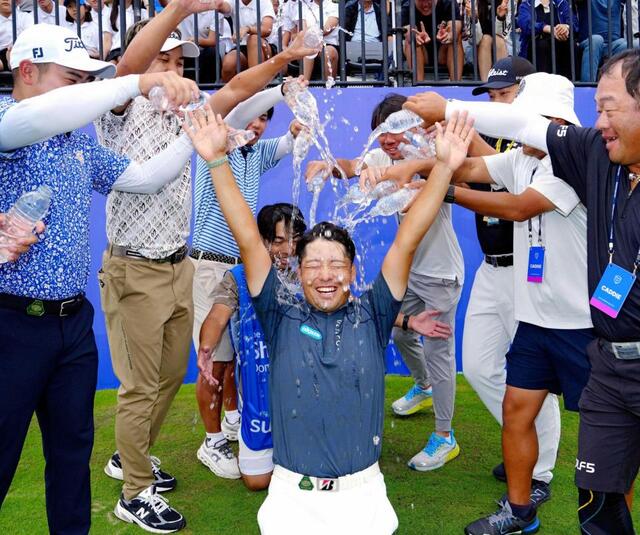 　初優勝し、祝福される砂川公佑（共同）