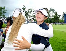 　優勝を果たし、桑木志帆（左）に祝福される山下美夢有（撮影・戸田泰雅）