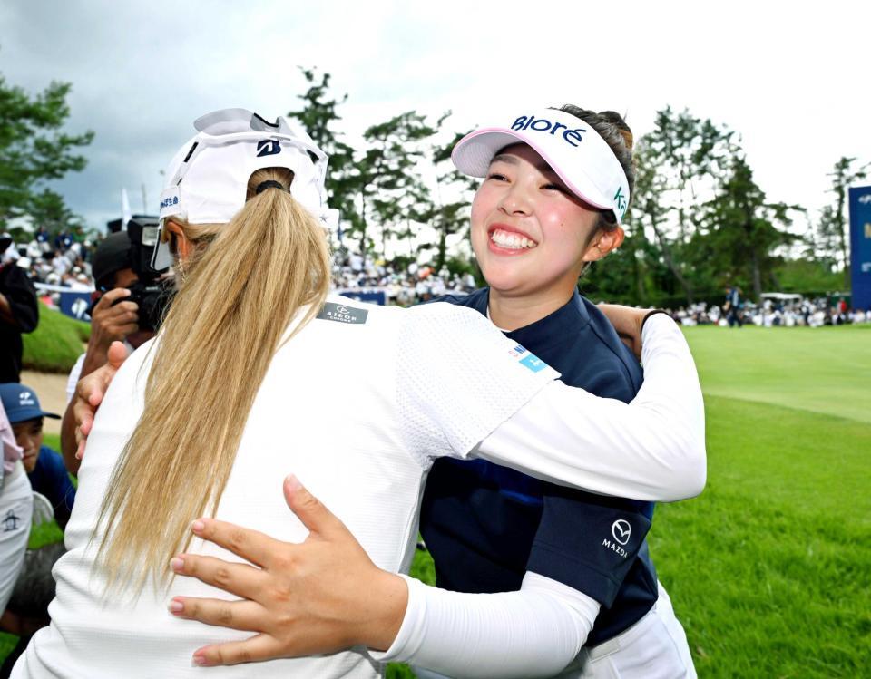 　優勝を果たし、桑木志帆（左）に祝福される山下美夢有（撮影・戸田泰雅）