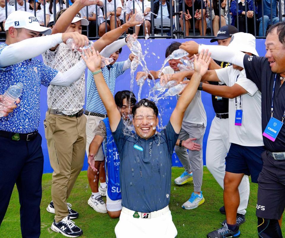 　初優勝し、祝福される砂川公佑（共同）