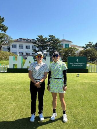 女子ゴルフのツインズ、岩井明愛（左）・千怜姉妹（マネジメント事務所提供）