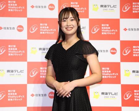 ドレスアップし笑顔を見せる吉沢柚月
