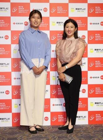 ドレスアップし笑顔を見せる大里桃子㊧、永井花奈