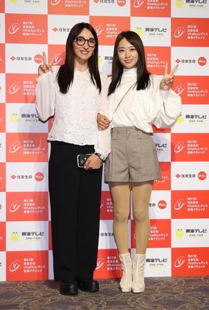 ドレスアップし笑顔を見せる脇元華㊧、安田祐香