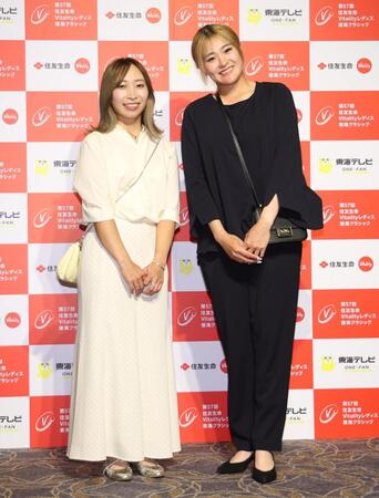 ドレスアップし笑顔を見せる大出瑞月㊧、桑木志帆　
