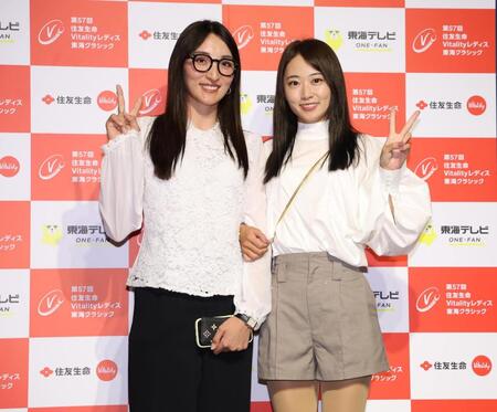 ドレスアップし笑顔を見せる脇元華㊧、安田祐香　